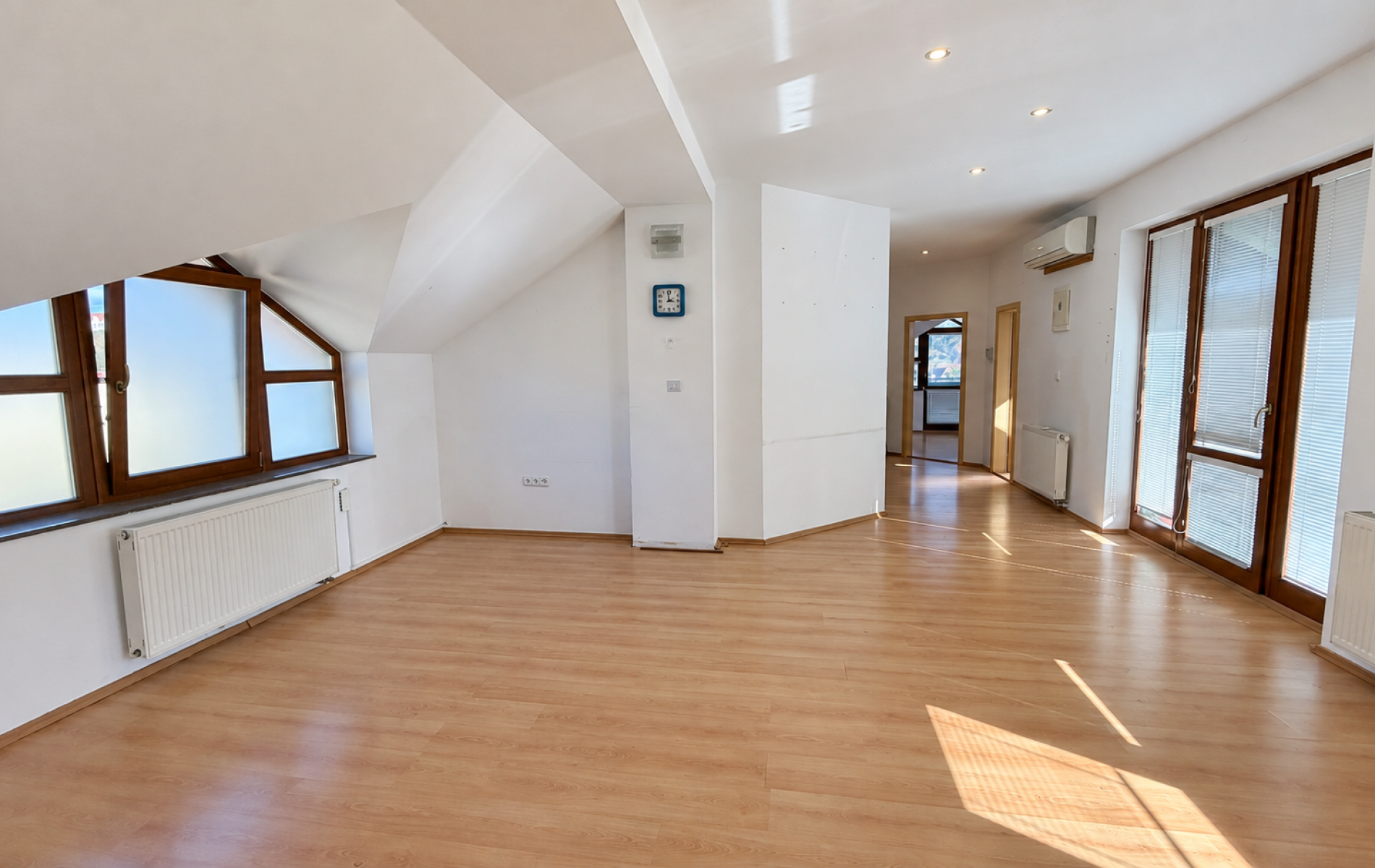 4-izbový byt s balkónom a parkovaním v centre Levíc – prenájom