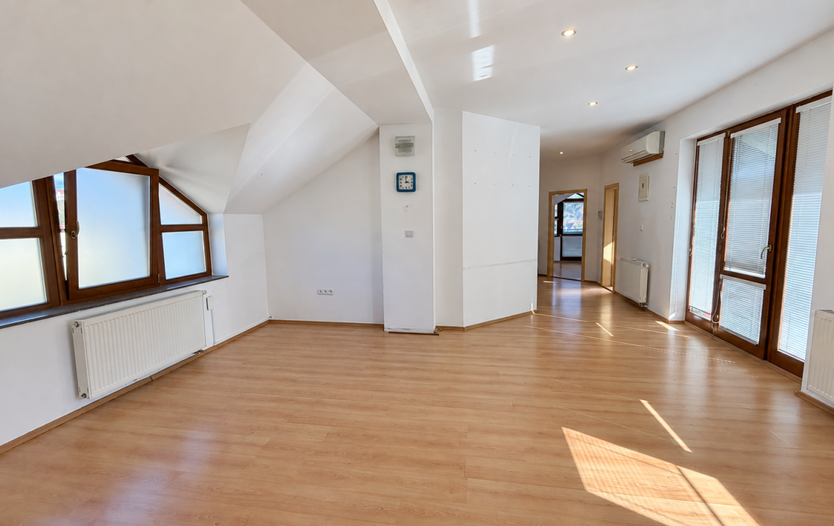 4-izbový byt s balkónom a parkovaním v centre Levíc – prenájom