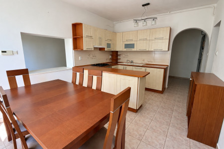 3-izbový byt s dvoma balkónmi a vlastným kúrením, Kozárovce - 01_kuchyna_1048c629468061c4485782368a9a5391