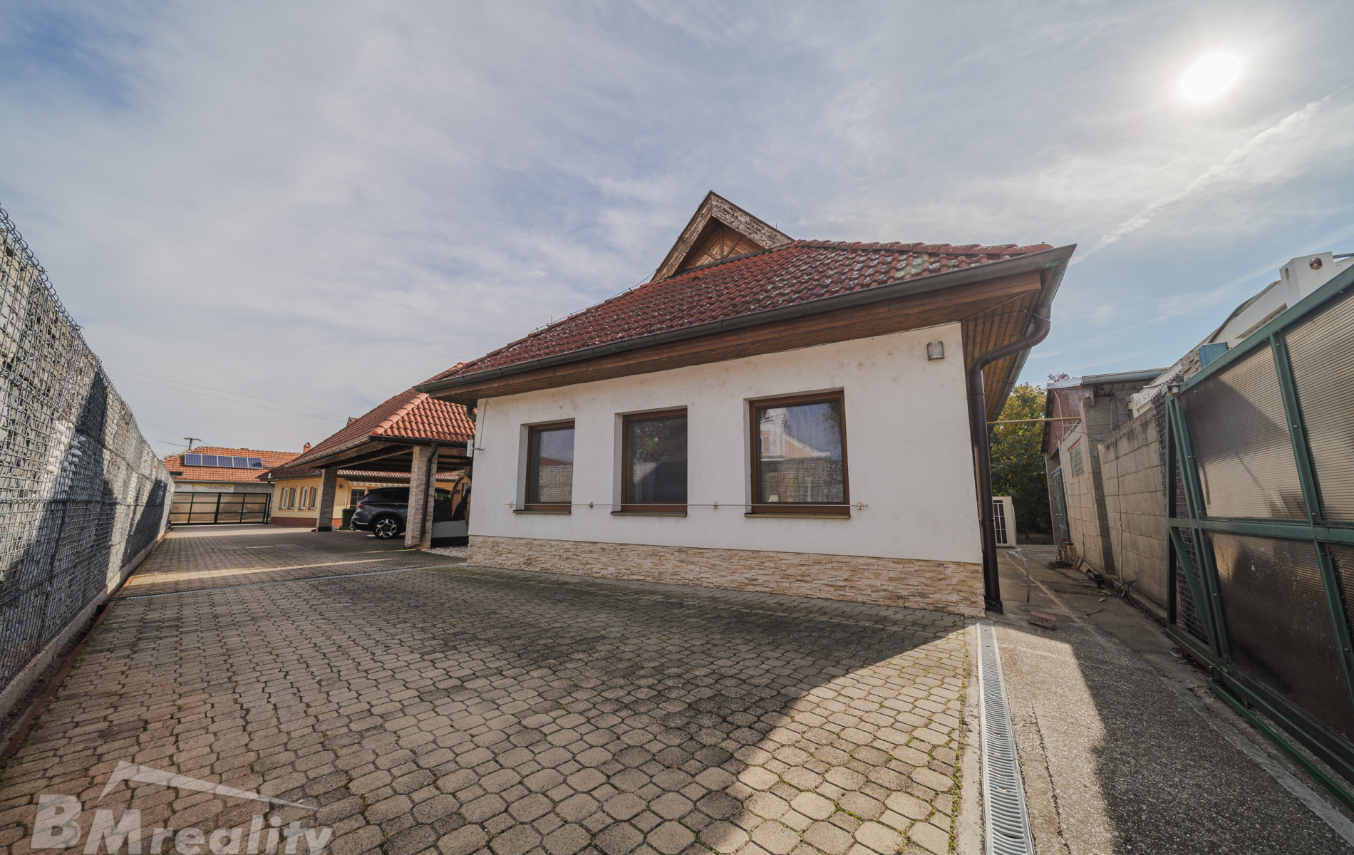 Dva domy, jedna adresa. Bývanie s bazénom na 2 314 m² v Komárne
