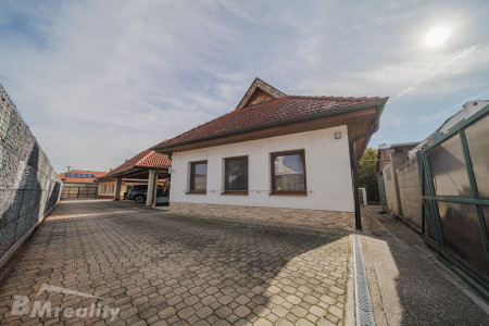 Dva domy, jedna adresa. Bývanie s bazénom na 2 314 m² v Komárne - 02_Dom_a_dvor_6887926fb08444bacfa28b12d0ed7ccf