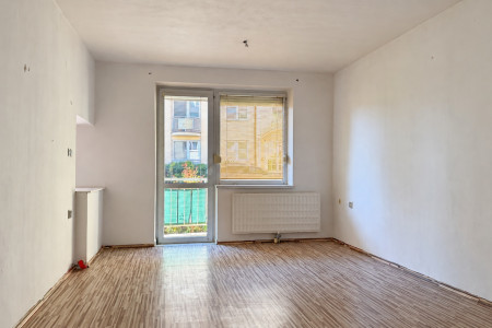 3-izbový byt s dvoma balkónmi a vlastným kúrením, Kozárovce - 02_obyvacka_cdd2f4586470bab3bbee31eb7c5bfa12