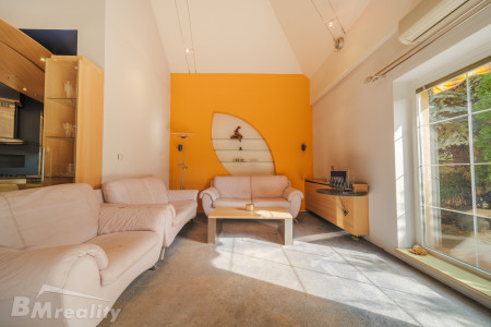 Dva domy, jedna adresa. Bývanie s bazénom na 2 314 m² v Komárne - 03_Hlavny_dom_obyvacka_437a9256121af24c016a408c8268fb39