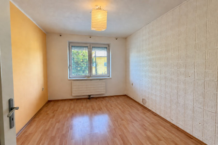 3-izbový byt s dvoma balkónmi a vlastným kúrením, Kozárovce - 04_izba_72f147b60dc1e4df05007c63e82bf683