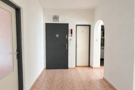 3-izbový byt s dvoma balkónmi a vlastným kúrením, Kozárovce - 05_chodba_135fe4fa7b526a1418185aff35729dd6