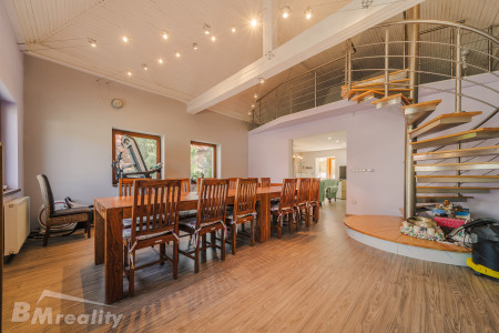 Dva domy, jedna adresa. Bývanie s bazénom na 2 314 m² v Komárne - 06_Druhy_dom_galeria_a_jedalen_93bed00d2f045819b1a7d73c443f9a26