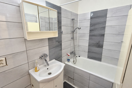 3-izbový byt s dvoma balkónmi a vlastným kúrením, Kozárovce - 06_kupelna_a88de09ed04de03eb7bf3a5a3d6ca68b