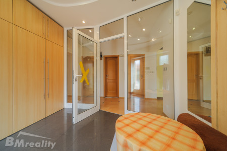Dva domy, jedna adresa. Bývanie s bazénom na 2 314 m² v Komárne - 07_Hlavny_dom_vstup_0813154ba73da9346a691d334f758e26
