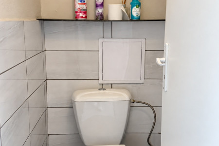3-izbový byt s dvoma balkónmi a vlastným kúrením, Kozárovce - 07_wc_a0332351a21d4e08eaa1eb75c632800c