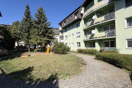3-izbový byt s dvoma balkónmi a vlastným kúrením, Kozárovce - 08_dom_a_dvor_98be41e0f13f7b8627e6aadec375fb57