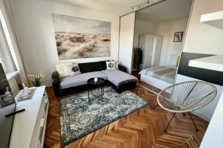 Krásny 2 izbový byt s balkónom v centre mesta - 0_obyvacka_se_spalnou_1_aae70be13c260bd762ea2a6de6b8270b