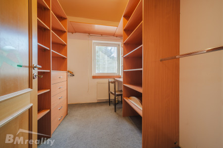 Dva domy, jedna adresa. Bývanie s bazénom na 2 314 m² v Komárne - 12_Hlavny_dom_satnik_75c075737acad85fbd4adbfa2802e7d2