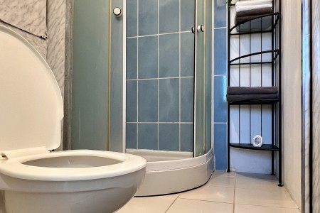 Krásny 2 izbový byt s balkónom v centre mesta - 12_kupelna_s_WC_e28bb61a8fc7cba47d427712c0df81bb