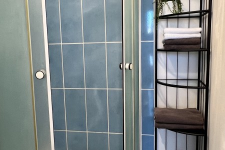 Krásny 2 izbový byt s balkónom v centre mesta - 13_kupelna_sprchovy_kut_84ca9e48204bd6b2dbaec5763354b18b