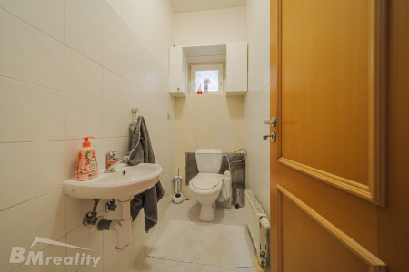 Dva domy, jedna adresa. Bývanie s bazénom na 2 314 m² v Komárne - 15_Hlavny_dom_samostatne_WC_9052d6eb4be2ff64ed5f7cd8e7510197
