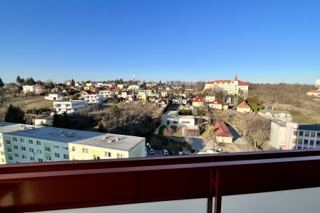 Krásny 2 izbový byt s balkónom v centre mesta - 15_pohlad_z_balkona_c57f2543c077f7dc00ba552315a9e083