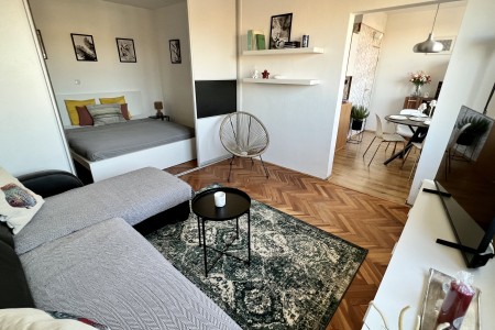 Krásny 2 izbový byt s balkónom v centre mesta - 16_komplexny_pohlad_na_obytny_priestor_742ec6340c707f4ee8e1d783071e6f45