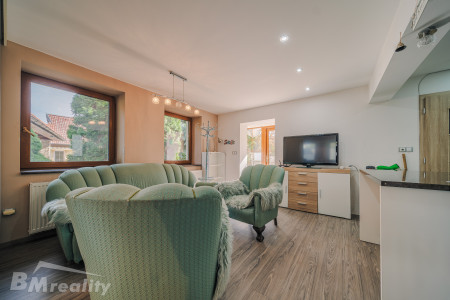 Dva domy, jedna adresa. Bývanie s bazénom na 2 314 m² v Komárne - 17_Druhy_dom_obyvacka_da5e4c42d6165fe5a9f06a2574413304