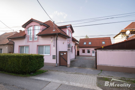 Rezervované - Nadštandardný, klimatizovaný 2 podlažný rodinný dom vhodný na bývanie aj podnikanie - 1LM_2369_f83d59c9b09bfb1ccac6b74df76be575