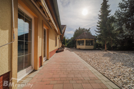 Dva domy, jedna adresa. Bývanie s bazénom na 2 314 m² v Komárne - 22_Terasa_pri_dome_72bd6b64bbb675b9d31149cde8e651c2