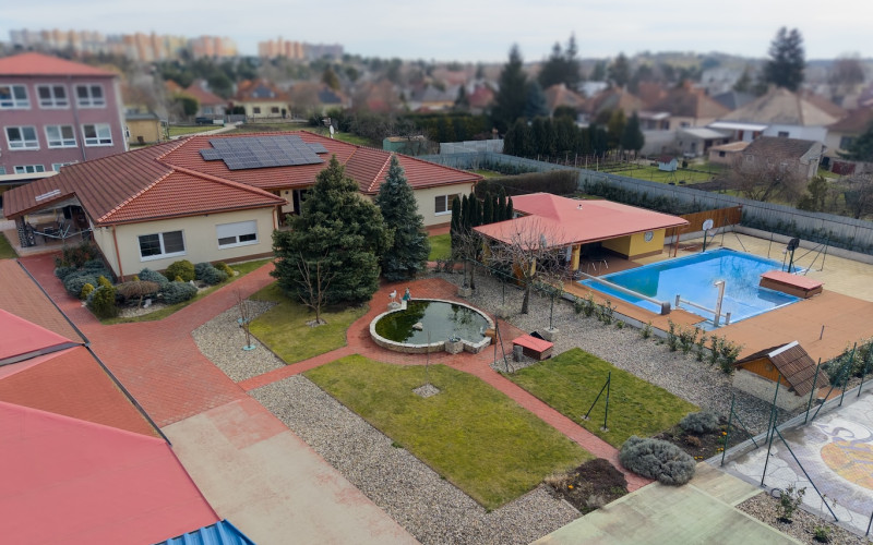 Nadčasová rezidencia v centre mesta s veľkorysým pozemkom a kompletným zázemím pre komfortný život