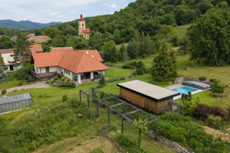 Dva domy, wellness a hektár absolútneho súkromia - DJI_20260609105626_0083_D_350d402b8b69fdb5411f460aa9b68e93