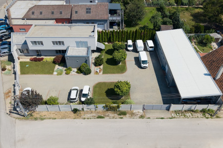 POLYFUNKČNÝ AREÁL S ADMINISTRATÍVOU, OBYTNOU ČASŤOU A SKLADOM  - DJI_20260730111840_0117_D_1708612c1233c7de1a23262fa9f282be