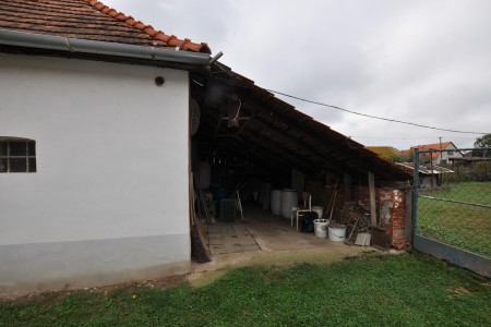 Na predaj rodinný dom s veľkým pozemkom  - DSC_0445_90537a53102da28f0b863b3f2300172a