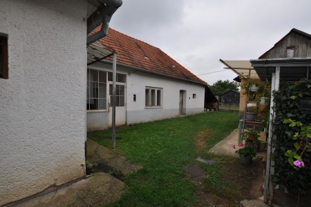 Na predaj rodinný dom s veľkým pozemkom  - DSC_0456_6ac4f1da6b307a064cdc0872beb45507