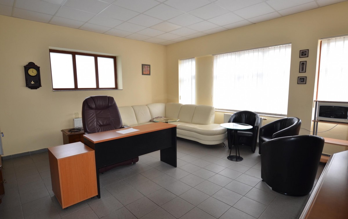 Na prenájom kancelársky priestor so zariadením v centre mesta