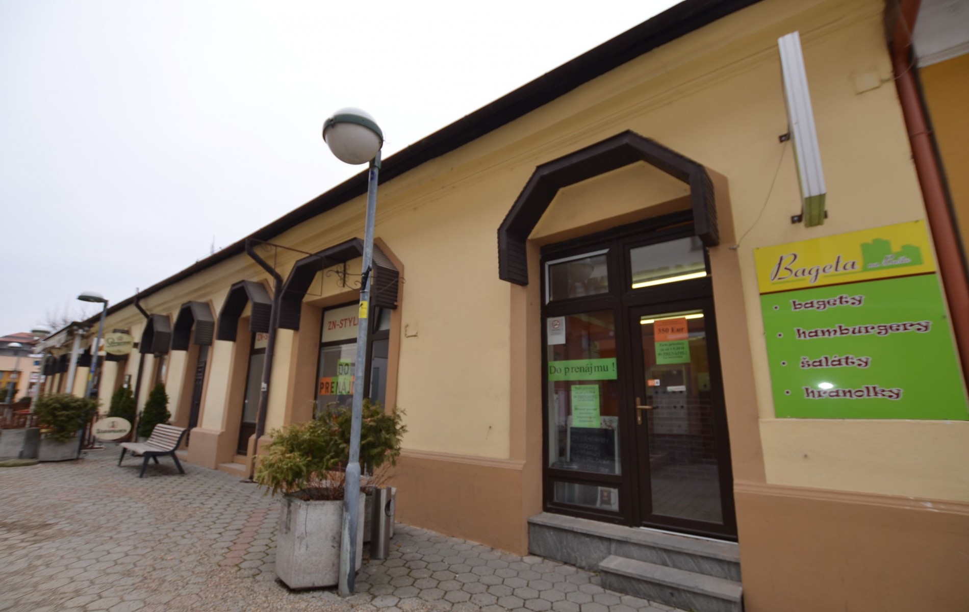 Na prenájom priestor na pešej zóne v Leviciach