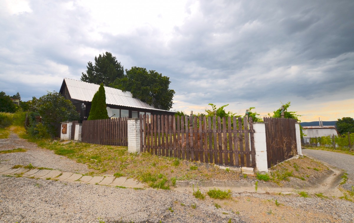 Viničný dom s krásnym pozemkom vo vyhľadávanej viničnej oblasti v Pukanci