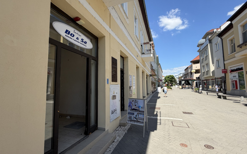Lukratívny obchodný priestor na pešej zóne v centre Levíc