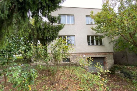 Exkluzívne - Rodinný dom s krásnym pozemkom v lukratívnej časti mesta - IMG_0172_a1b560b2c629cfff2a6ada192282039a
