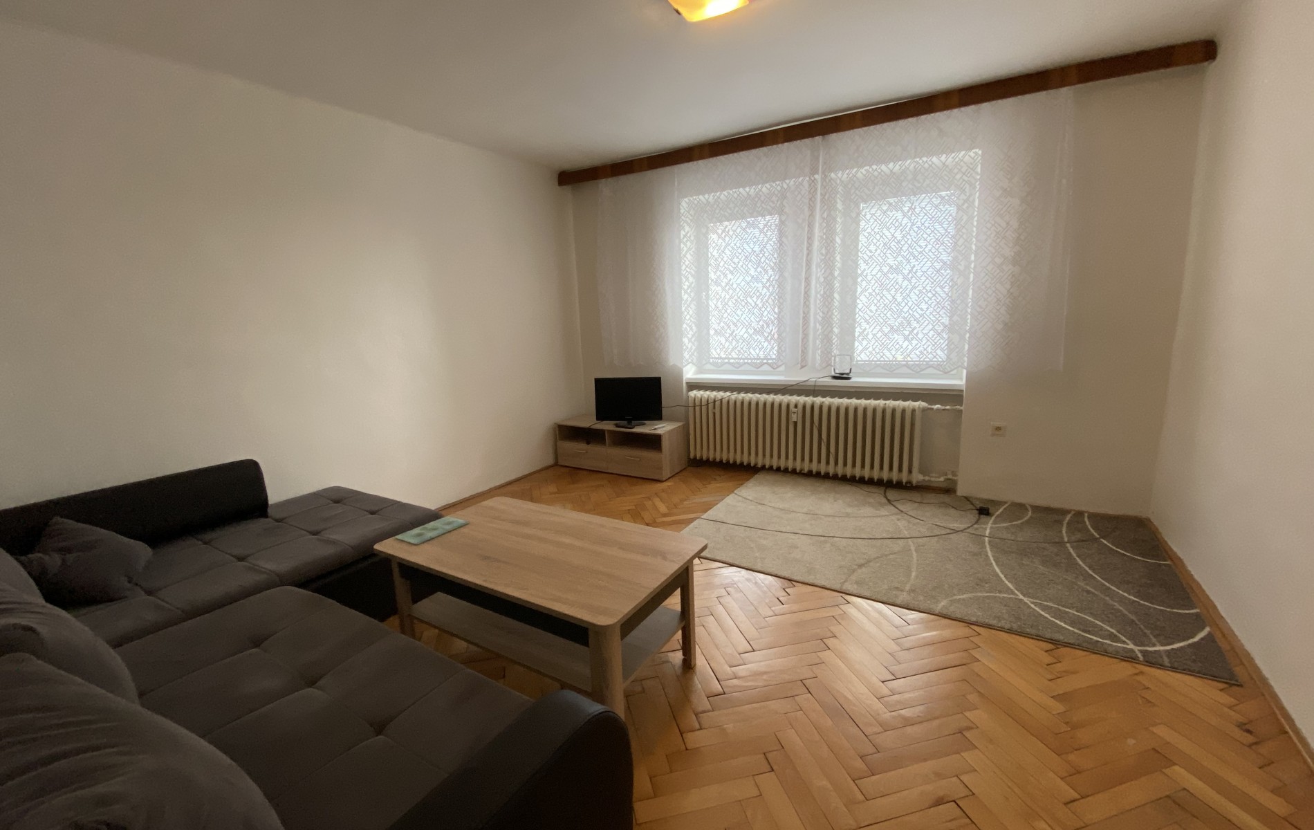 Na prenájom zariadený 2 izbový byt 