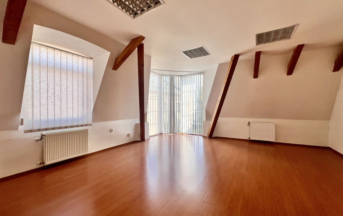 Na prenájom podkrovný byt v centre mesta