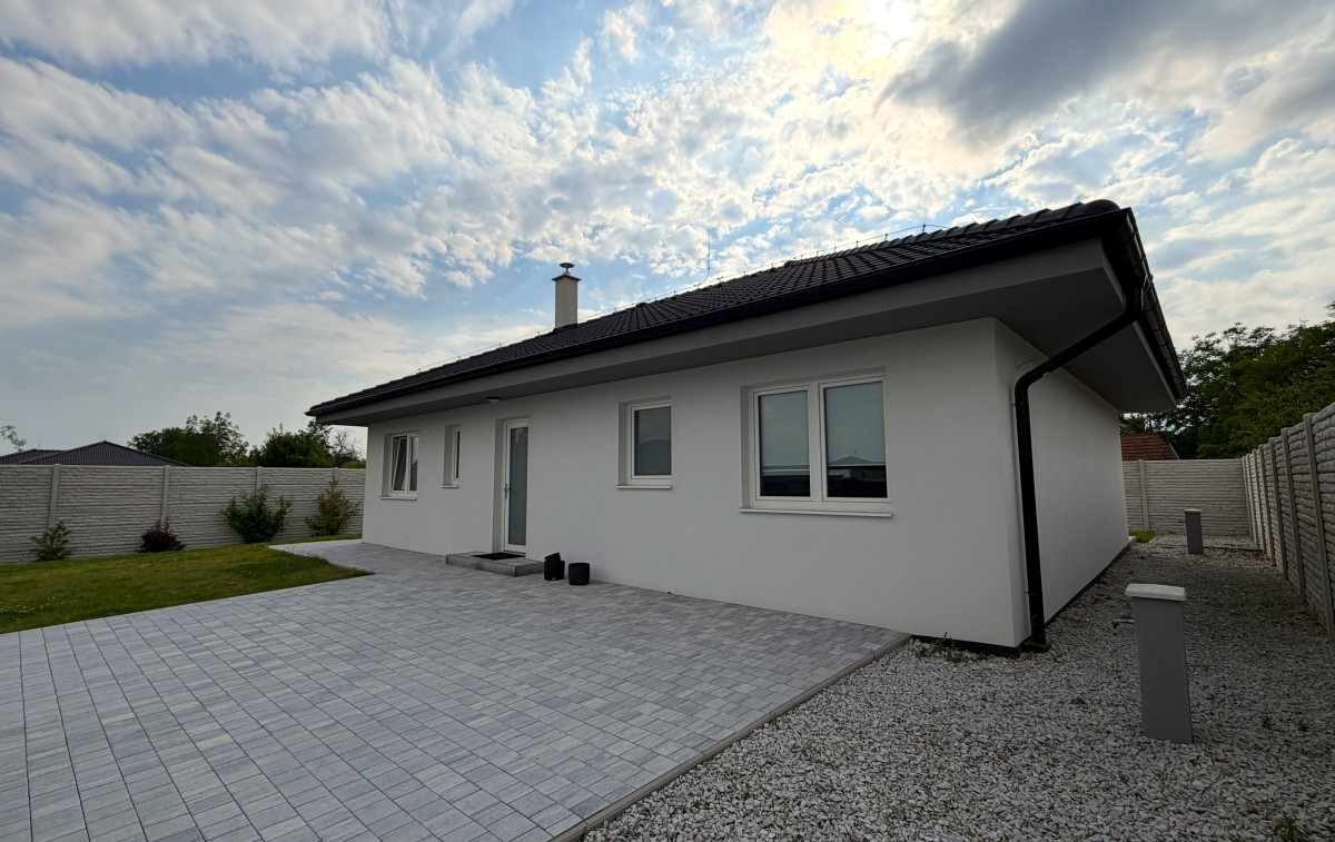 Ponúkame na prenájom moderný 4-izbový rodinný dom v novovybudovanej lokalite v Leviciach
