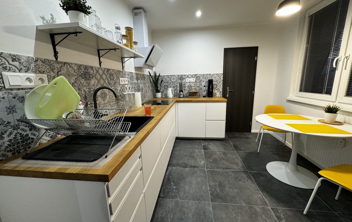 Na prenájom veľký zariadený 2 izbový byt