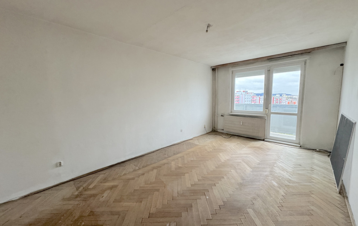 Priestranný 4-izbový byt s balkónom v skvelej lokalite, ihneď k dispozícii!
