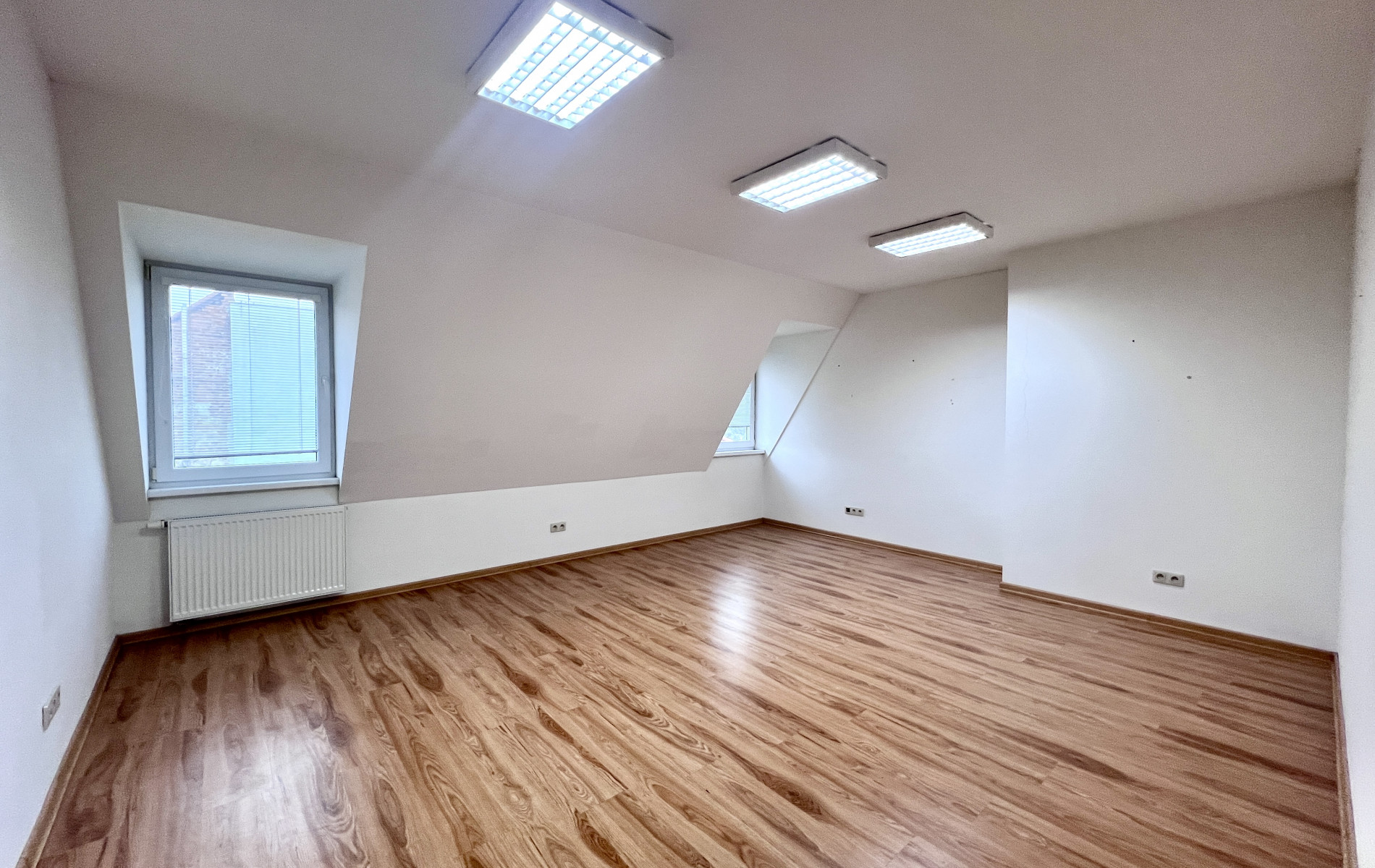 Podkrovný priestor vhodný pre kanceláriu, služby priamo v centre mesta