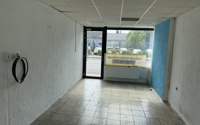 Na prenájom menší obchodný priestor v centre mesta – ideálny na služby alebo malý obchod
