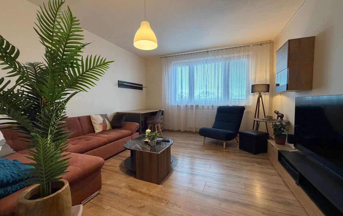 Na prenájom zariadený 3-izbový byt s balkónom v obľúbenej lokalite K. Marxa