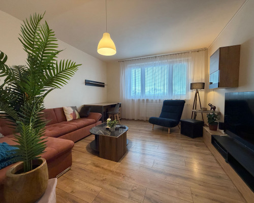 Na prenájom zariadený 3-izbový byt s balkónom v obľúbenej lokalite K. Marxa