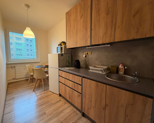 Na prenájom zariadený 3-izbový byt s balkónom v obľúbenej lokalite K. Marxa