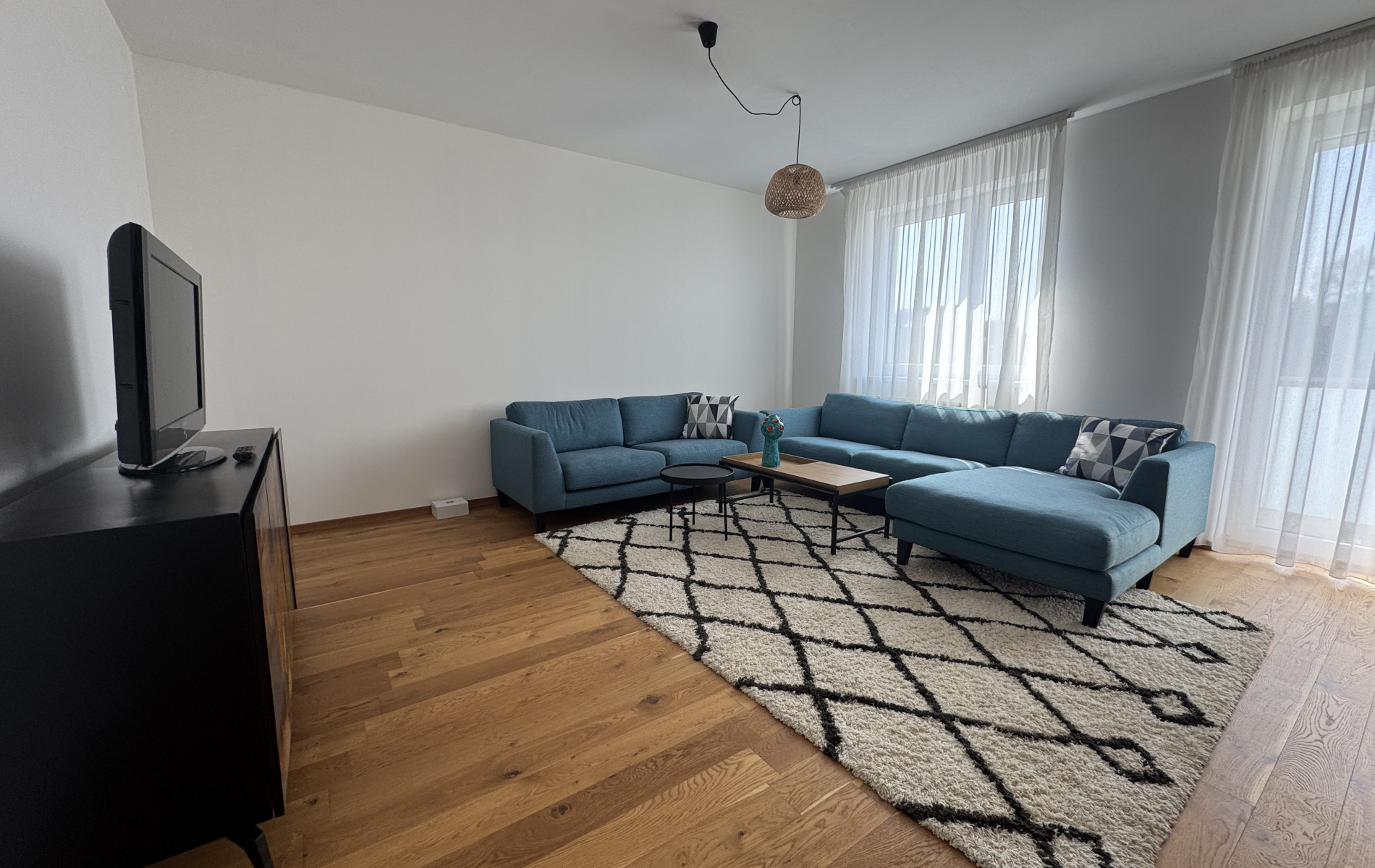 Na prenájom moderný 3-izbový byt s terasou v centre mesta 