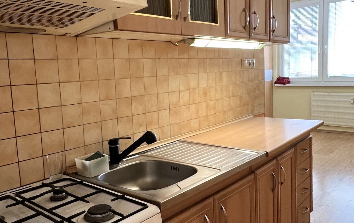 Na prenájom veľký 3 izbový byt s klimatizáciou a balkónom v centre mesta