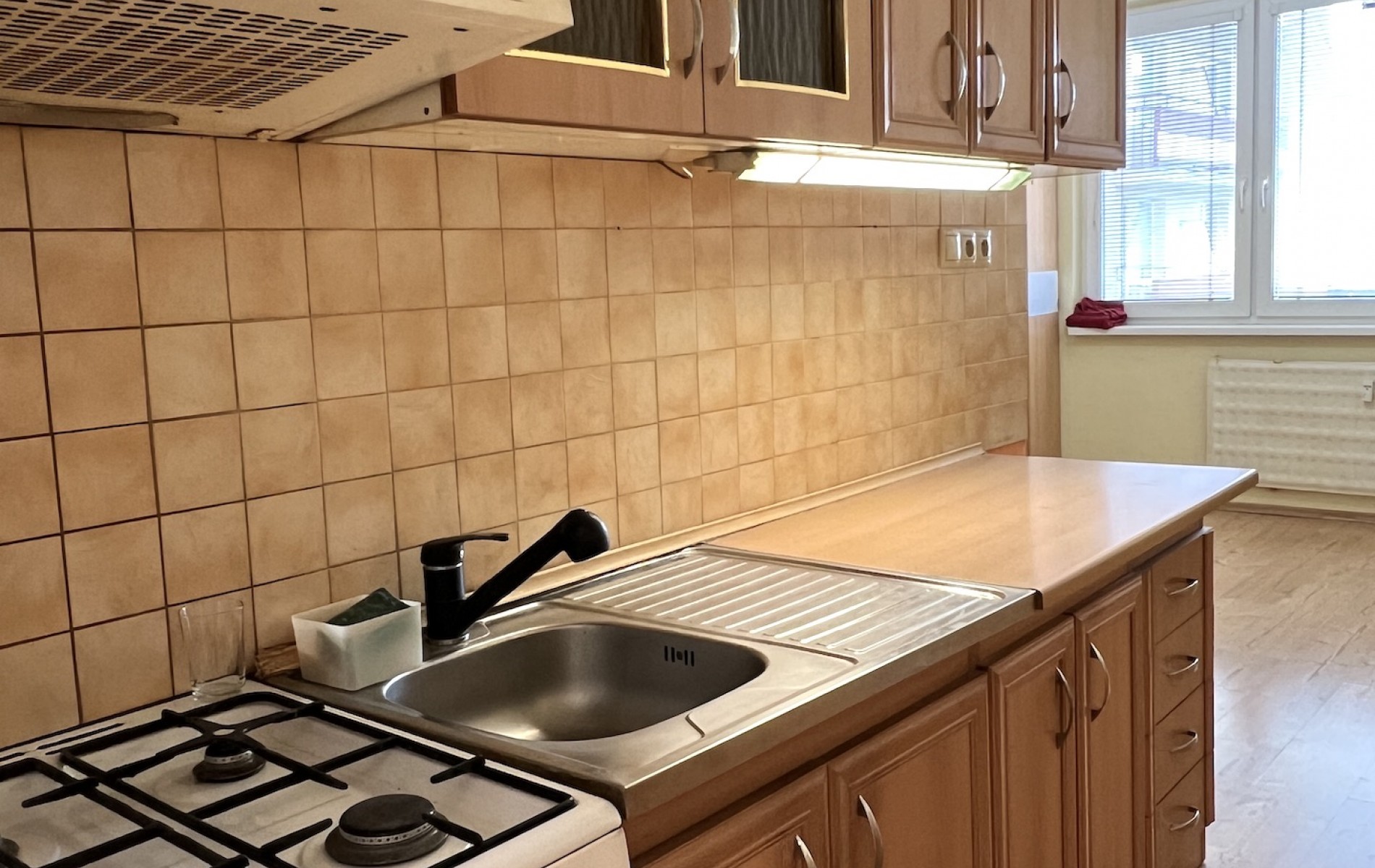 Na prenájom veľký 3 izbový byt s klimatizáciou a balkónom v centre mesta