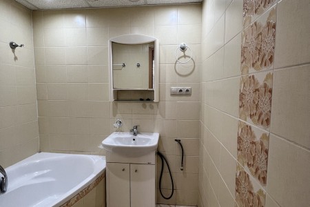 Na prenájom veľký 3 izbový byt s klimatizáciou a balkónom v centre mesta - IMG_4340_493f10c3458536e3517b1f131e6376ea