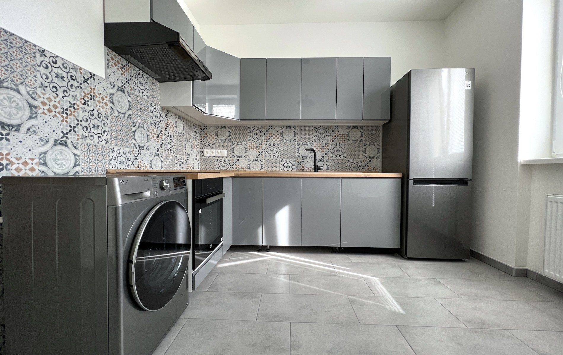 Moderne zrekonštruovaný 2 izbový byt s francúzskym oknom 