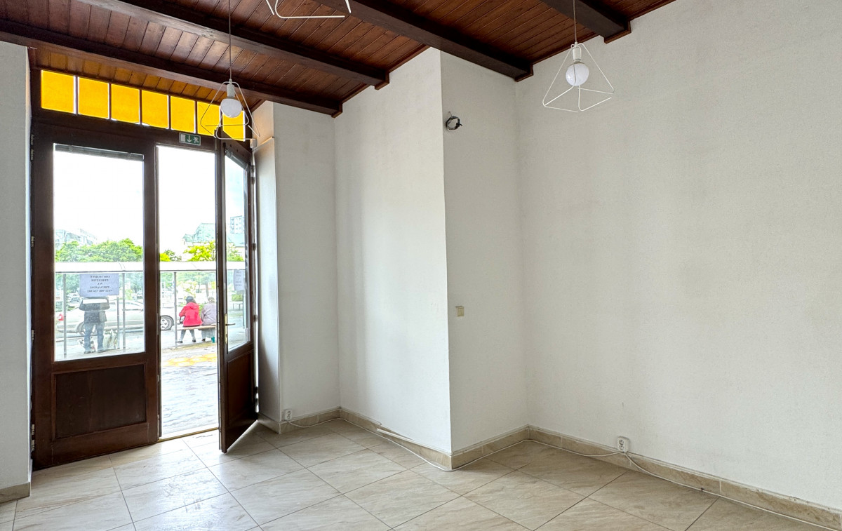 Prenájom Štýlového Obchodného Priestoru v Centre Levíc